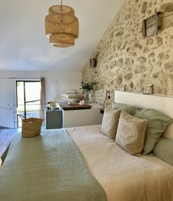 Moonstone Room, Domaine La Parpaille, bed and breakfast in the Luberon