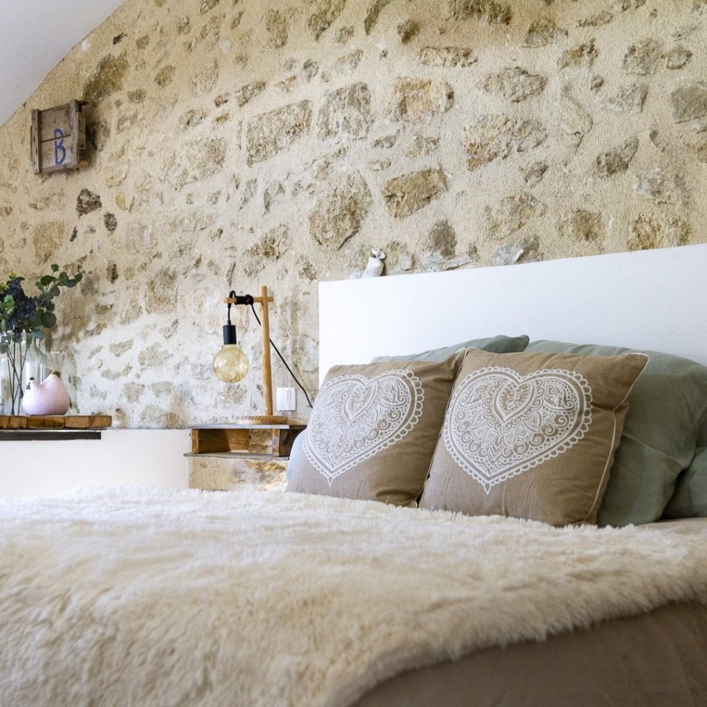 ein Schlafzimmer mit einem großen Bett und einem großen Fenster
