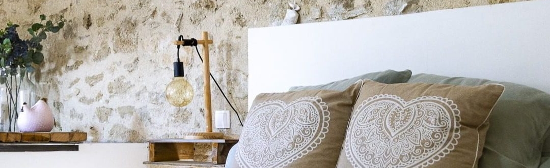 une chambre avec un grand lit et une grande fenêtre