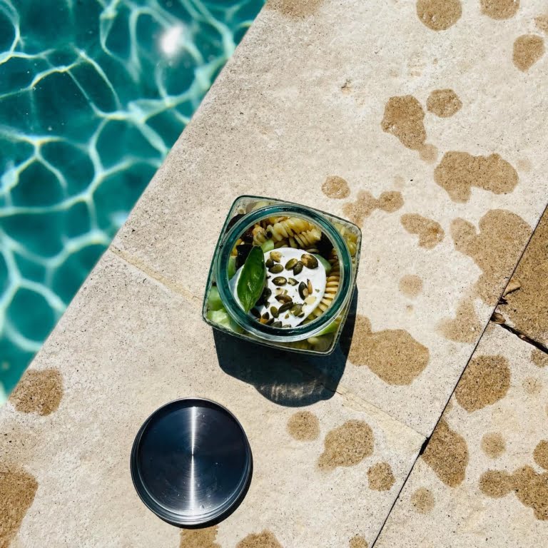 Un petit déjeuner sain et rafraîchissant à côté de la piscine.