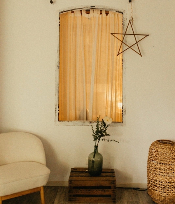 ein Wohnzimmer mit einer Blumenvase an der Wand