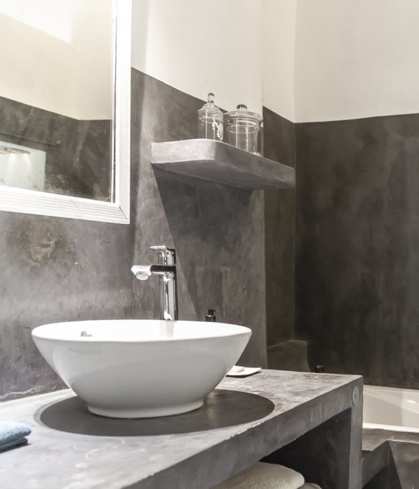 ein Badezimmer mit Waschbecken, Toilette und Badewanne