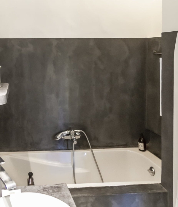 ein Badezimmer mit Badewanne, Waschbecken, Spiegel und Badewanne