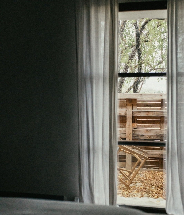 ein Raum mit einem Fenster und einem gepanzerten Fenster