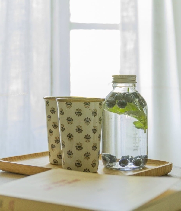 eine Flasche Wasser auf einem Tisch