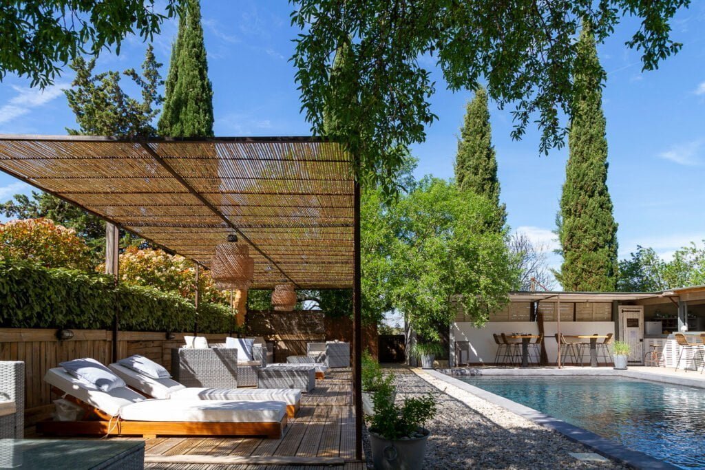 un patio avec piscine, chaises et table