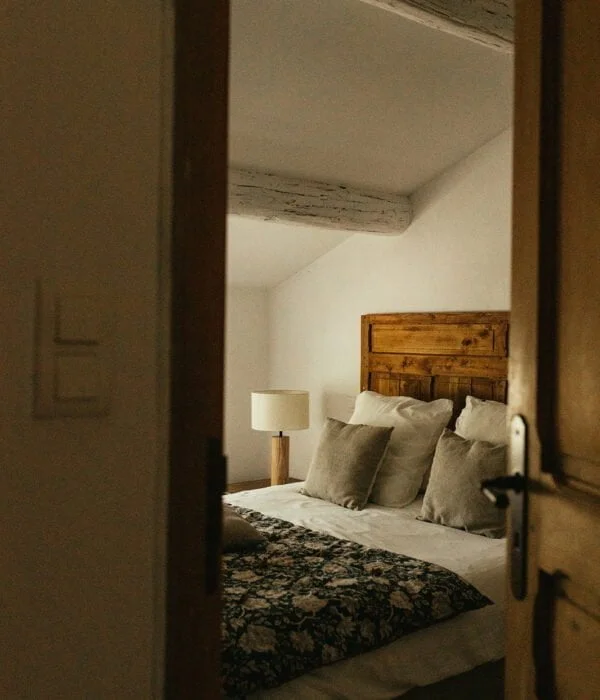 une chambre avec un lit et une fenêtre