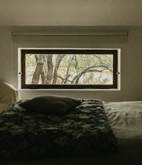 une chambre avec un lit et une fenêtre
