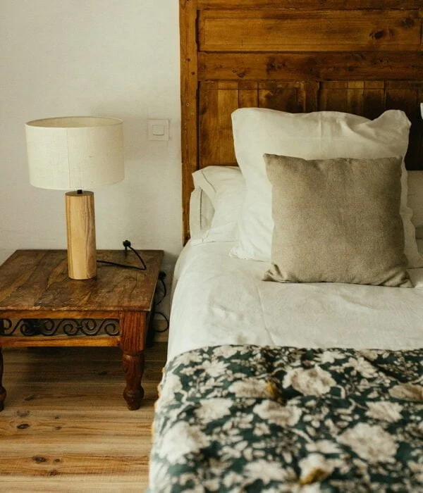 une chambre avec lit et lampe