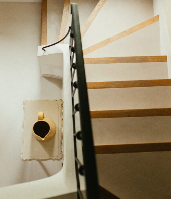 un escalier menant à une salle de bain avec une toilette