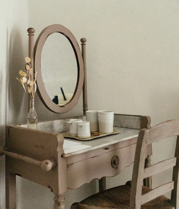 une table en bois sur laquelle se trouve un miroir