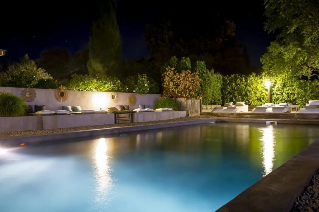 une piscine remplie d'eau à côté d'un bâtiment