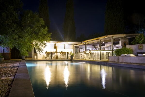 une grande piscine d'eau devant un bâtiment