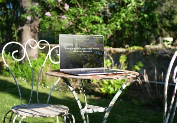 une table avec un ordinateur portable dessus