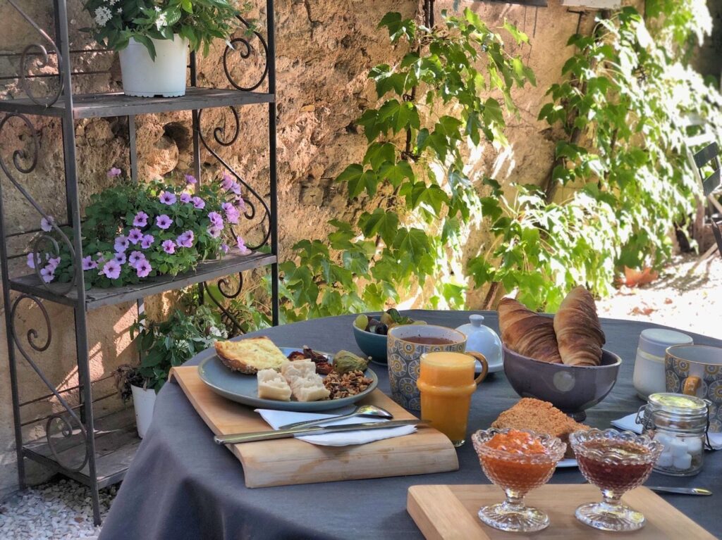 une table sur laquelle il y a de la nourriture.