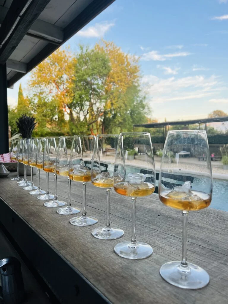 une rangée de verres à vin posés sur une table