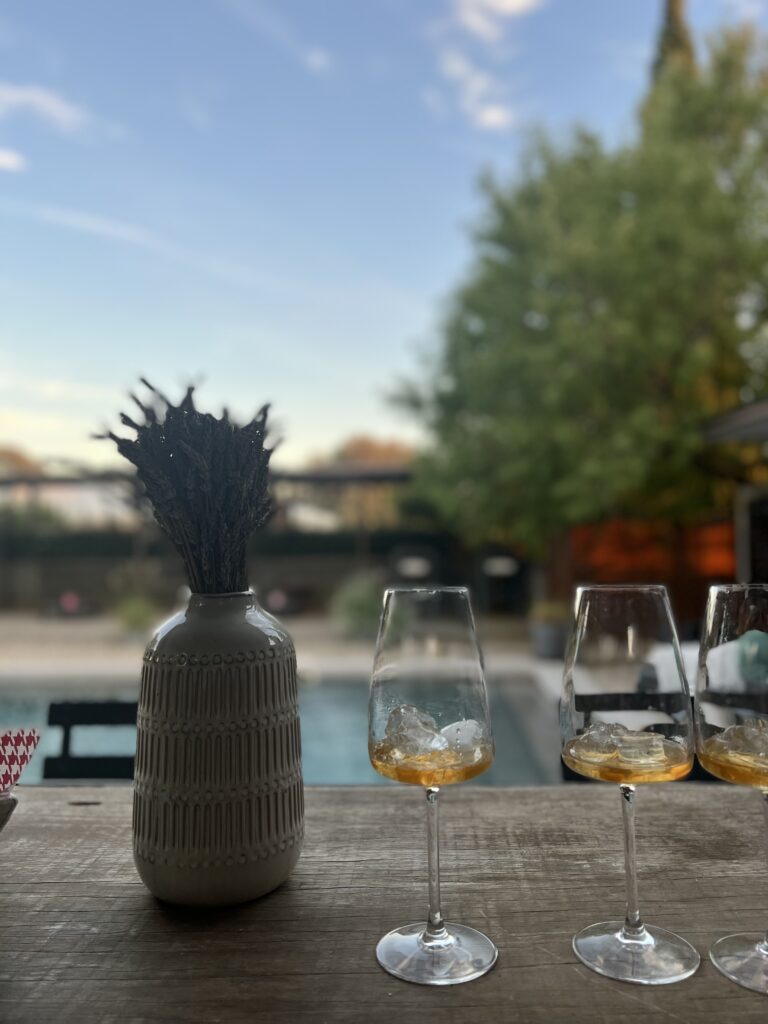 ein Glas Wein auf einem Tisch