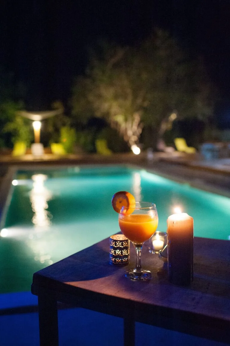 un verre de jus d'orange assis sur une table