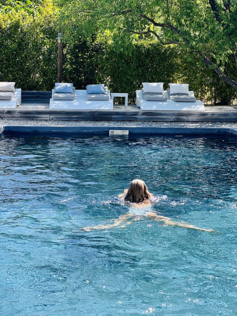 une femme nageant dans une piscine d'eau