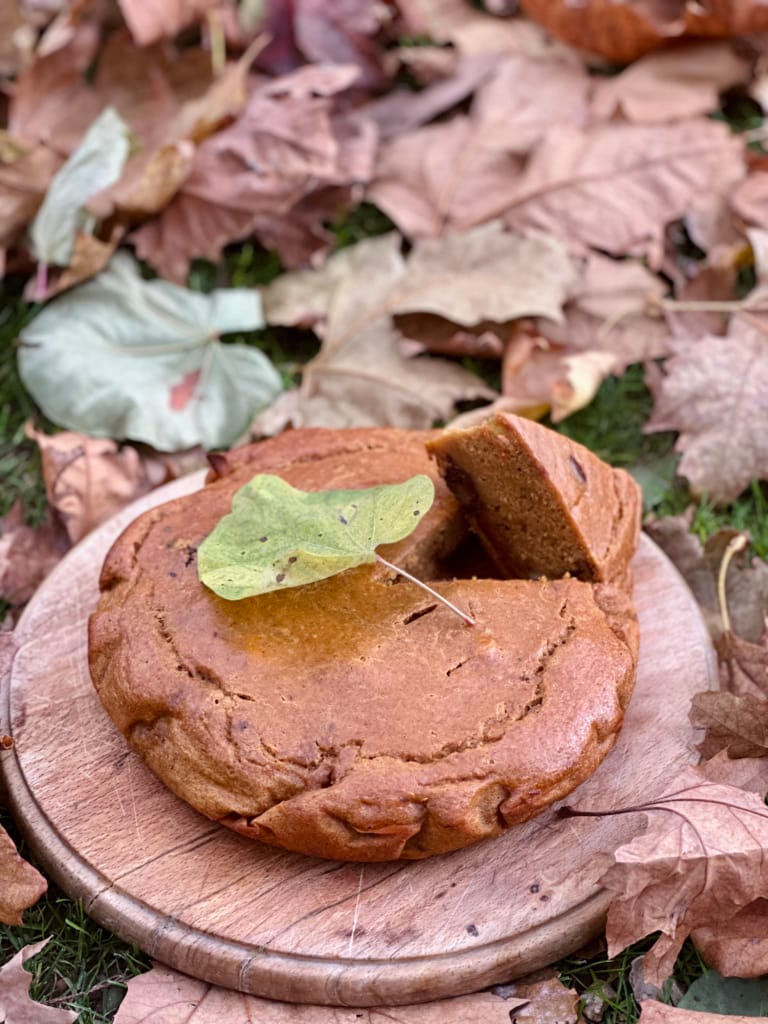 Un délicieux gâteau aux épices sur une planche, décoré d'une feuille d'automne.