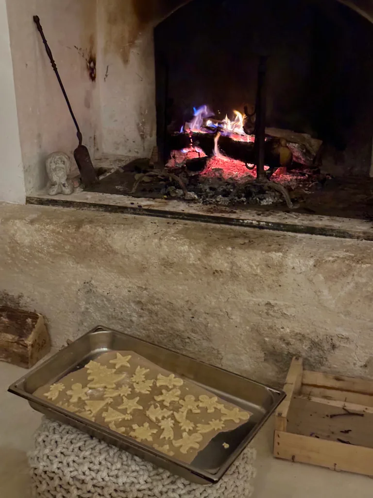 Ein gemütliches Zuhause mit dekorierten Plätzchen, bereit für die Weihnachtszeit.