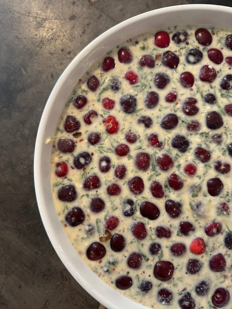 Ein Gericht aus frischen und köstlichen roten Beeren, garniert mit einer cremigen Sauce.