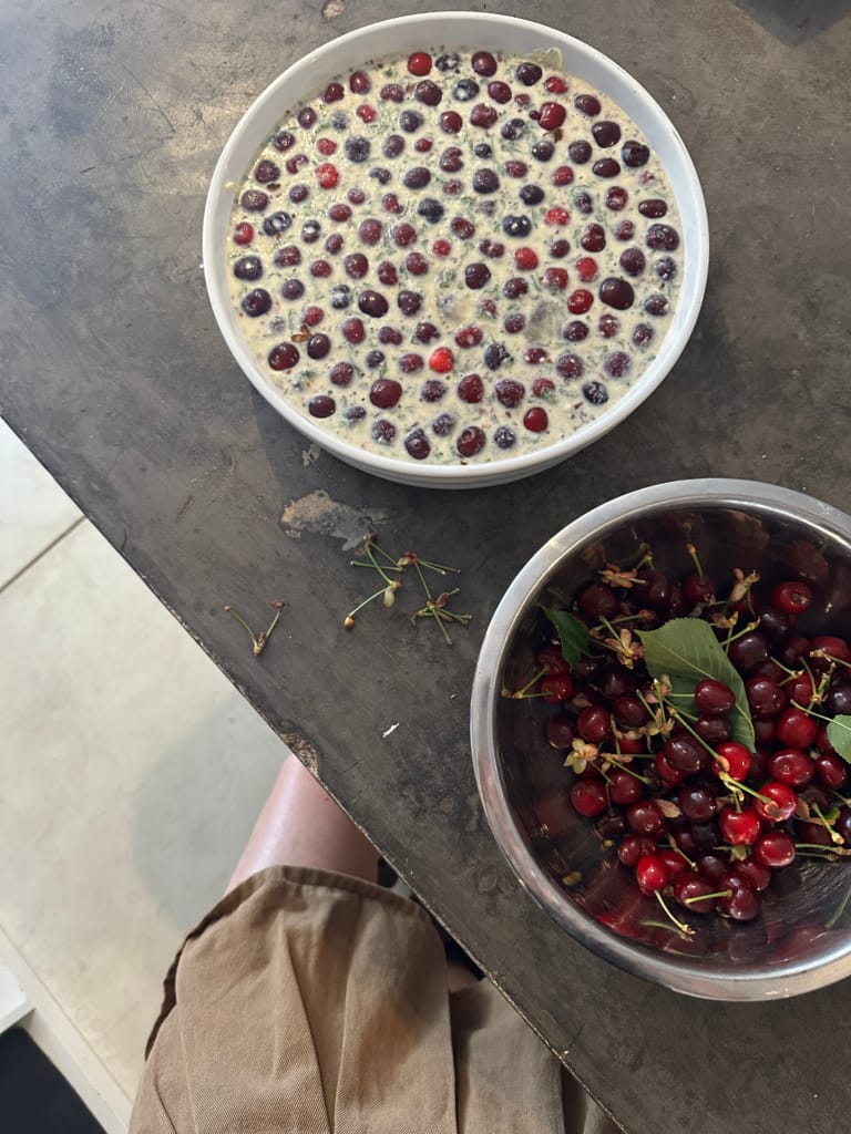 Eine rot-blaue Obsttarte mit frischen Kirschen, bereit zum Backen.