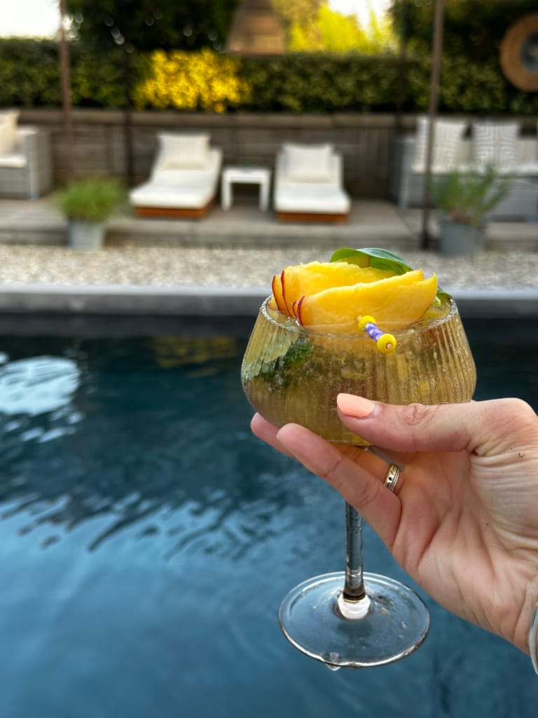 Ein erfrischender Cocktail am Pool, perfekt für den Sommer!
