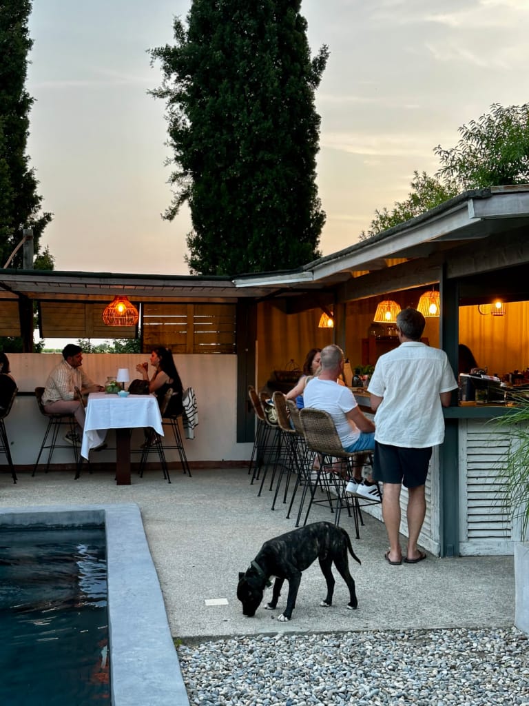 Ambiance chaleureuse d'un restaurant extérieur au coucher du soleil.