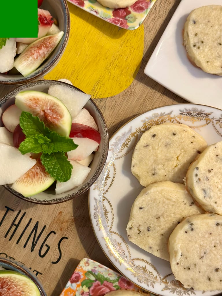 Schokoladenkekse und frisches Obst für einen leckeren Snack.