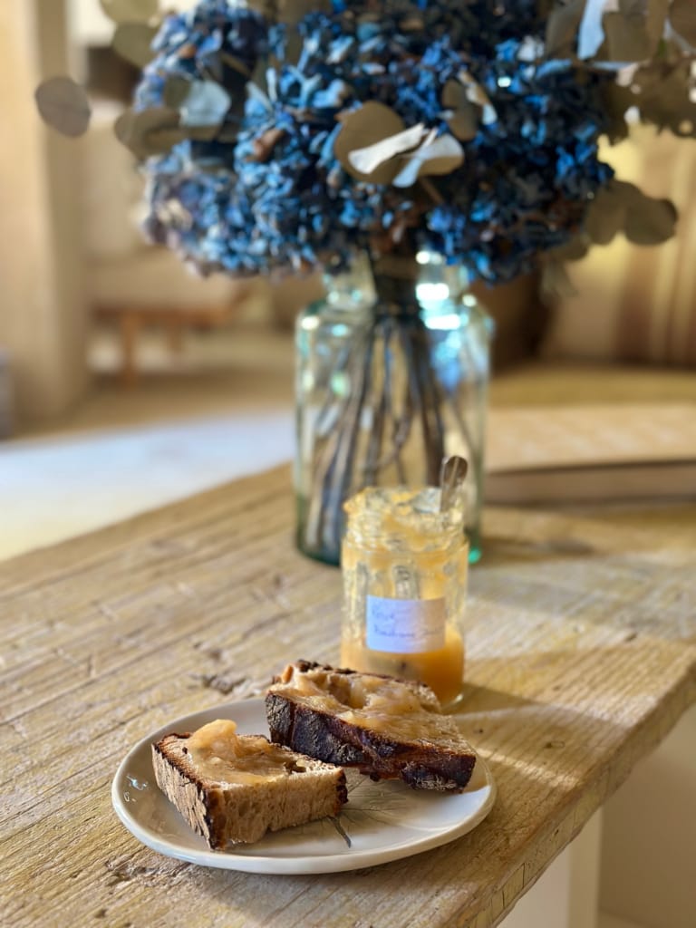 Stücke Karamellkuchen mit Marmelade auf einem rustikalen Teller.