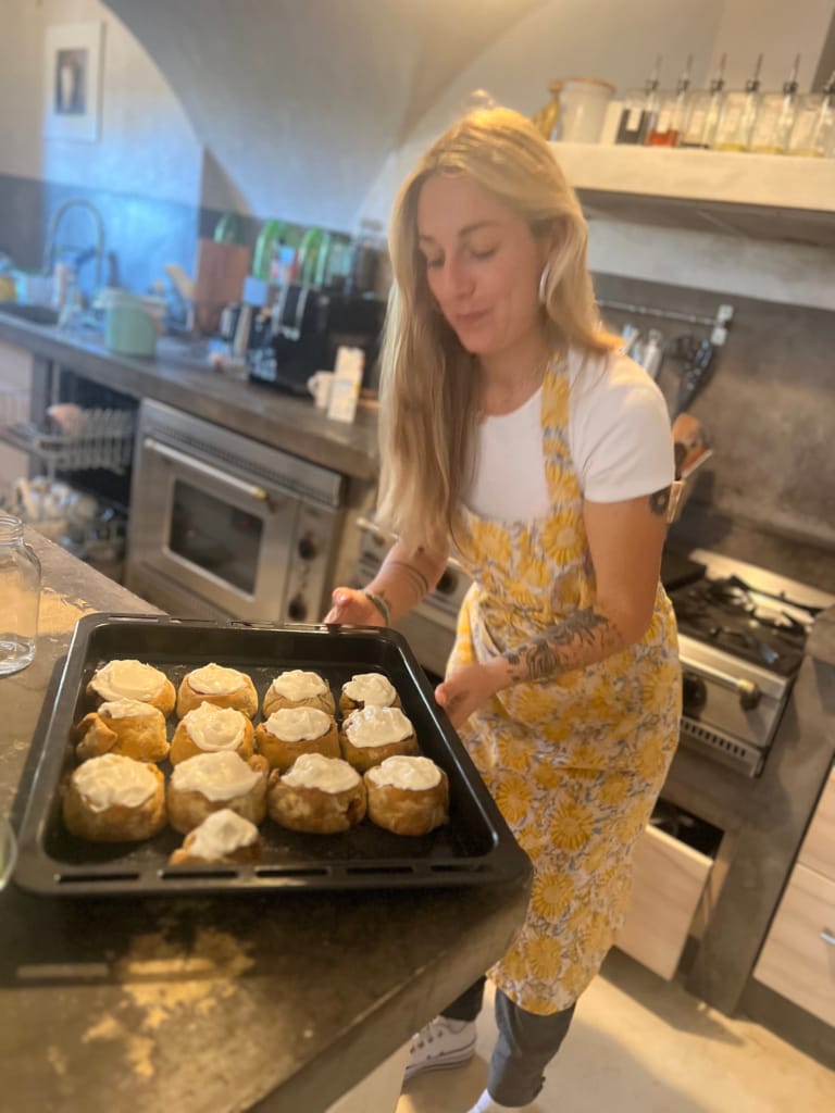 Eine Frau bereitet in ihrer Küche Apfelkuchen zu.