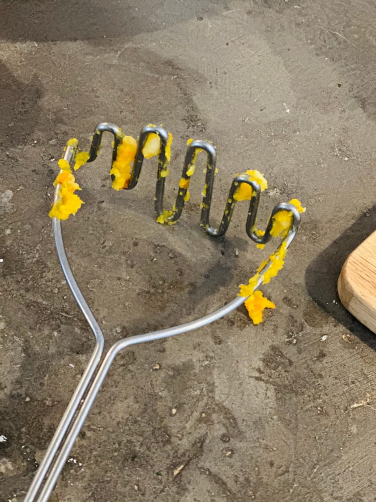 Ein mit Eigelb bedeckter Schneebesen, vermutlich nach der Zubereitung eines Omeletts.