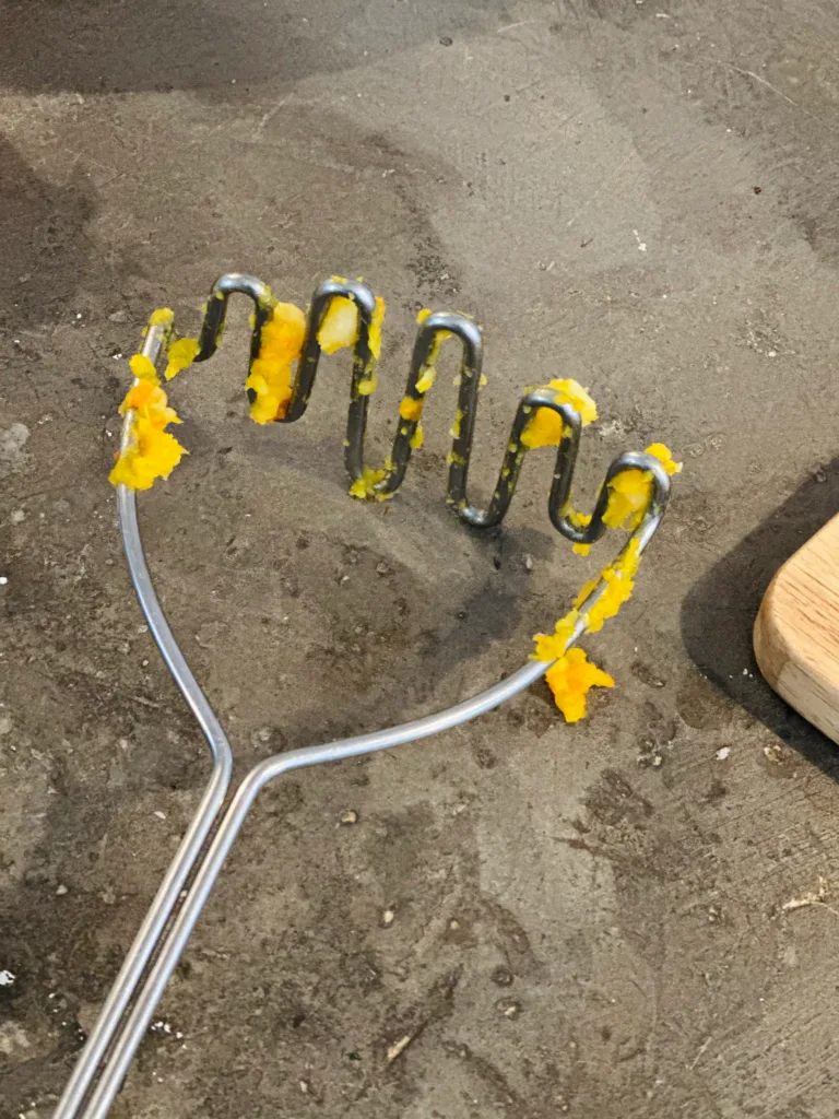 Un fouet couvert de jaune d'œuf, probablement après avoir préparé une omelette.