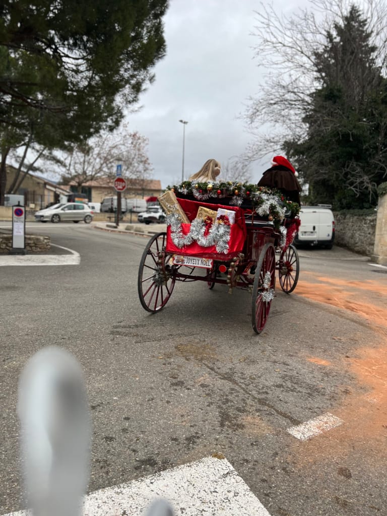 Calèche de Noël décorée, prête à distribuer des cadeaux et à répandre la joie pendant les fêtes.