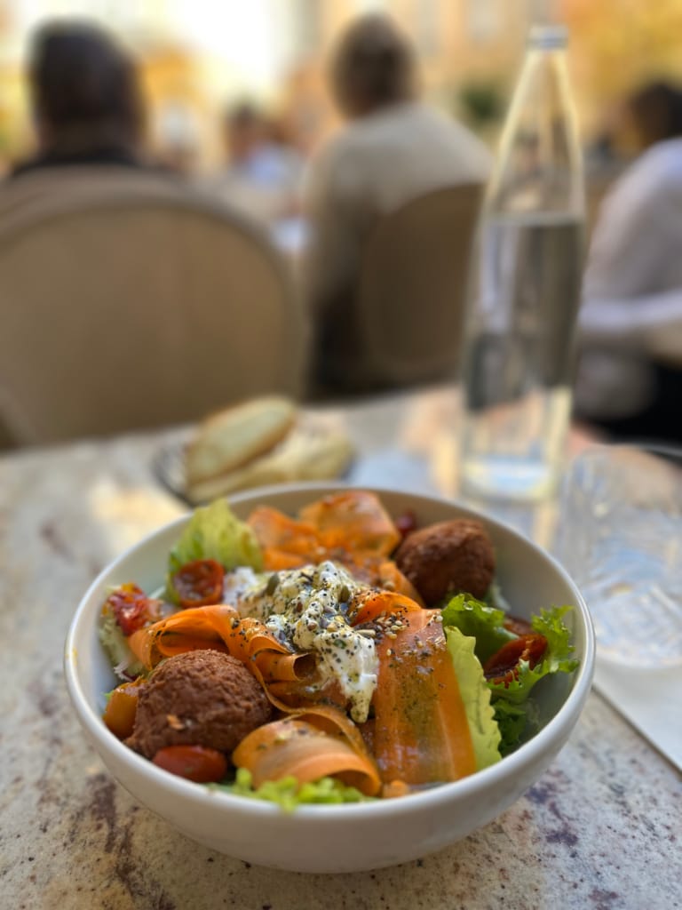 Salade colorée et fraîche avec des boulettes de viande, un délice pour le déjeuner.