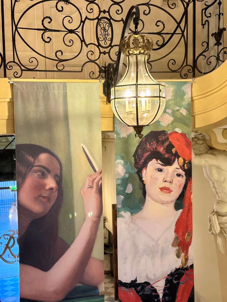 Des portraits de femmes dans un décor d'hôtel élégant et décoré.
