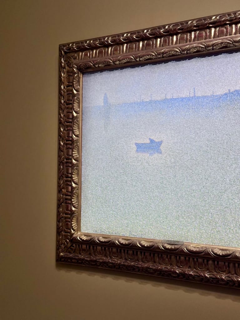 Peinture d'un bateau sur l'eau, style impressionniste, cadre doré.