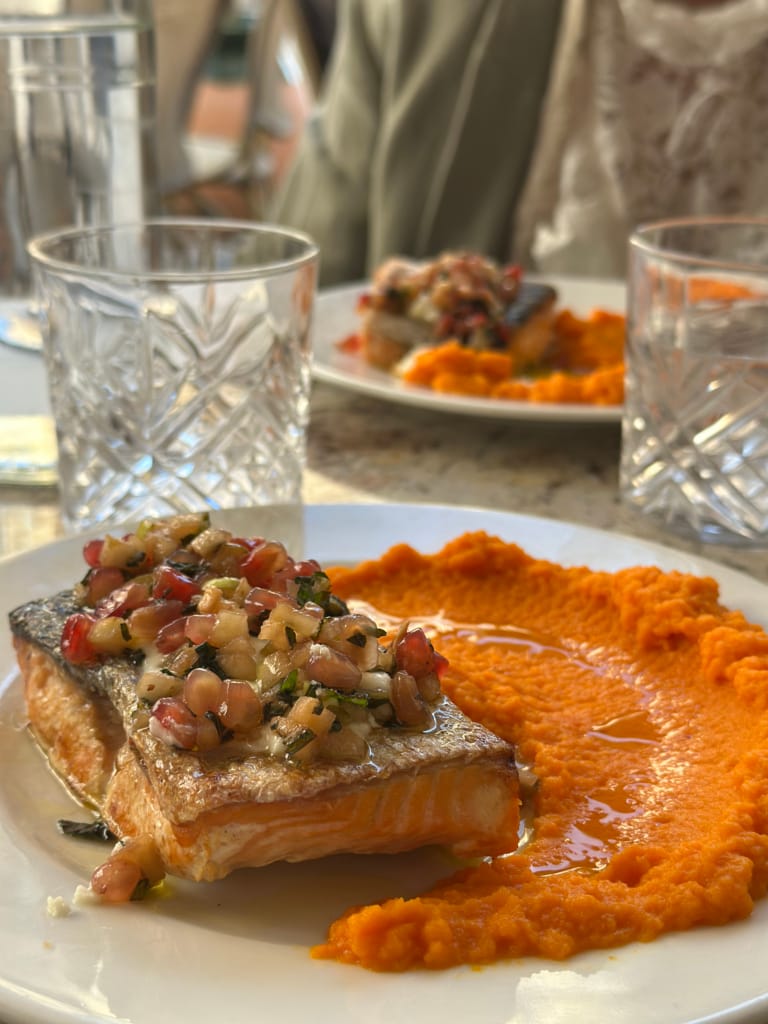 Un délicieux filet de saumon grillé servi avec une purée de patates douces.