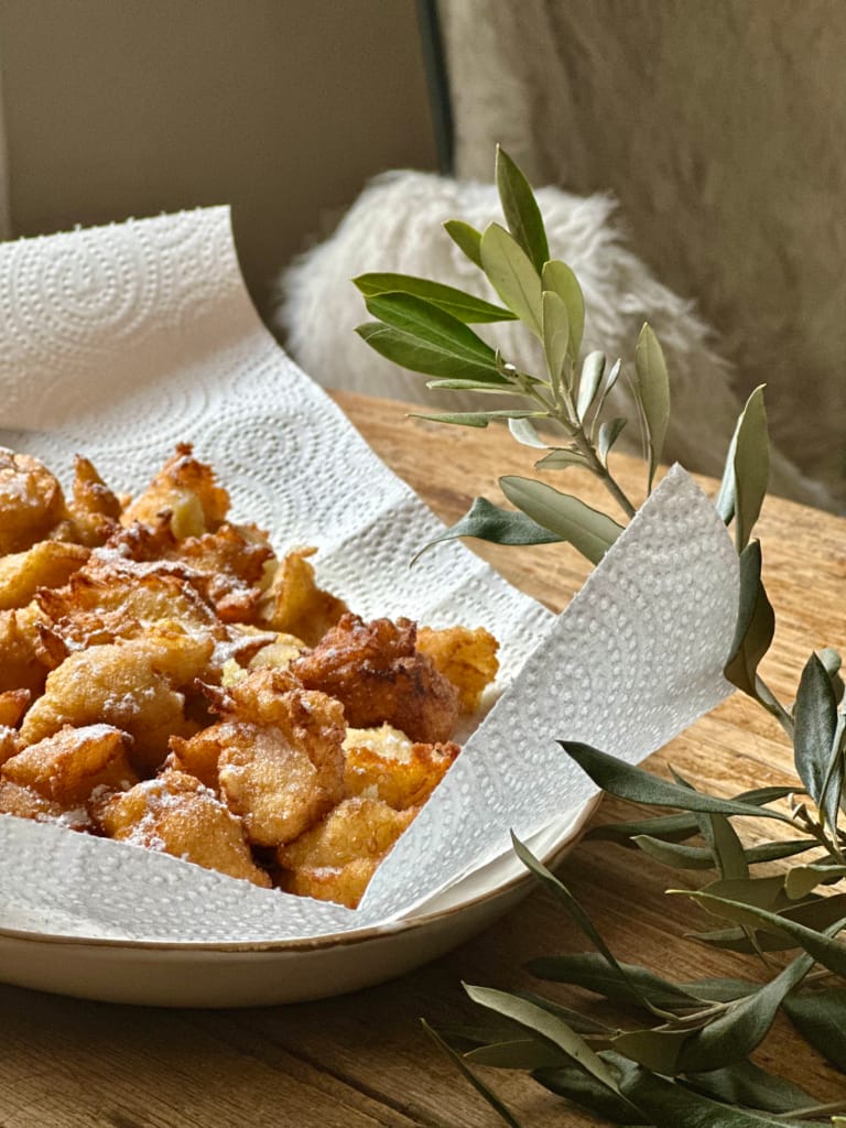 Des beignets frits et sucrés, parfaits pour un dessert gourmand et réconfortant.