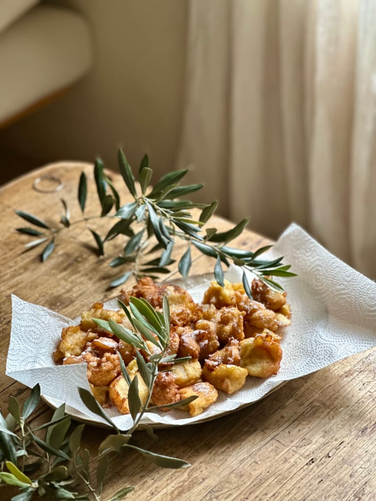 Des beignets d'ananas croustillants et sucrés, saupoudrés de sucre, sur papier absorbant.