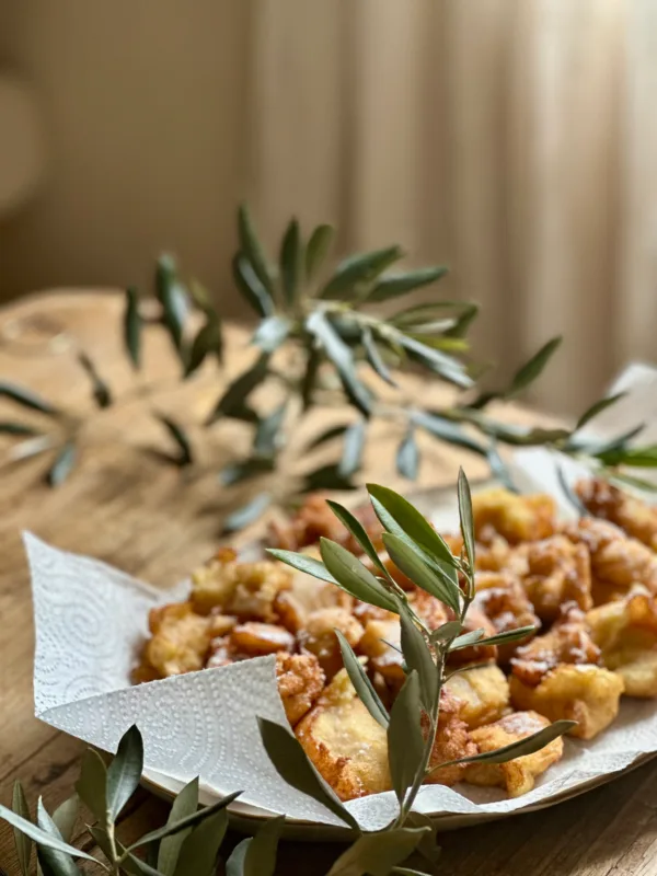 Un délicieux gâteau aux pommes et aux amandes, décoré de feuilles d'olivier.