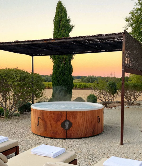 Un bain nordique relaxant dans un cadre verdoyant et paisible au coucher du soleil.