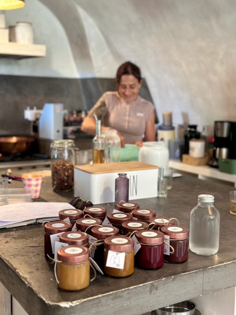 Des petits pots de confitures artisanales sont disposés sur un comptoir de cuisine.
