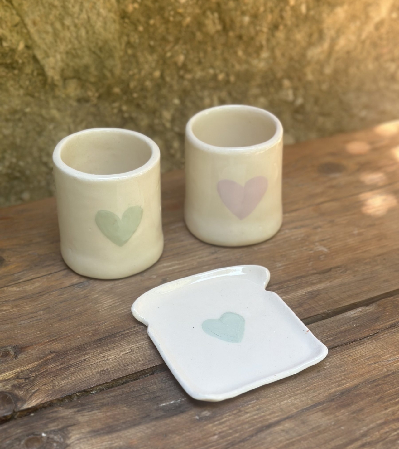Tasses à cœur façonnées par Léa