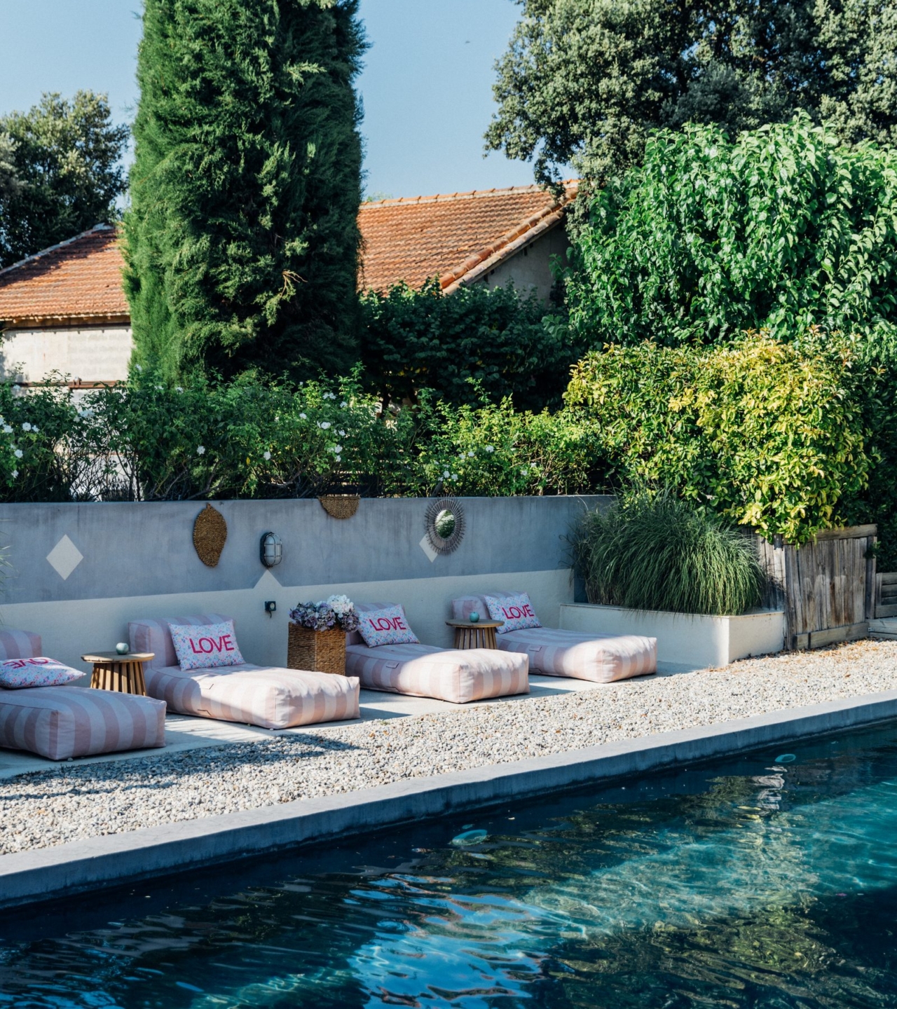 La grande piscine et son salon, sous les cyprès