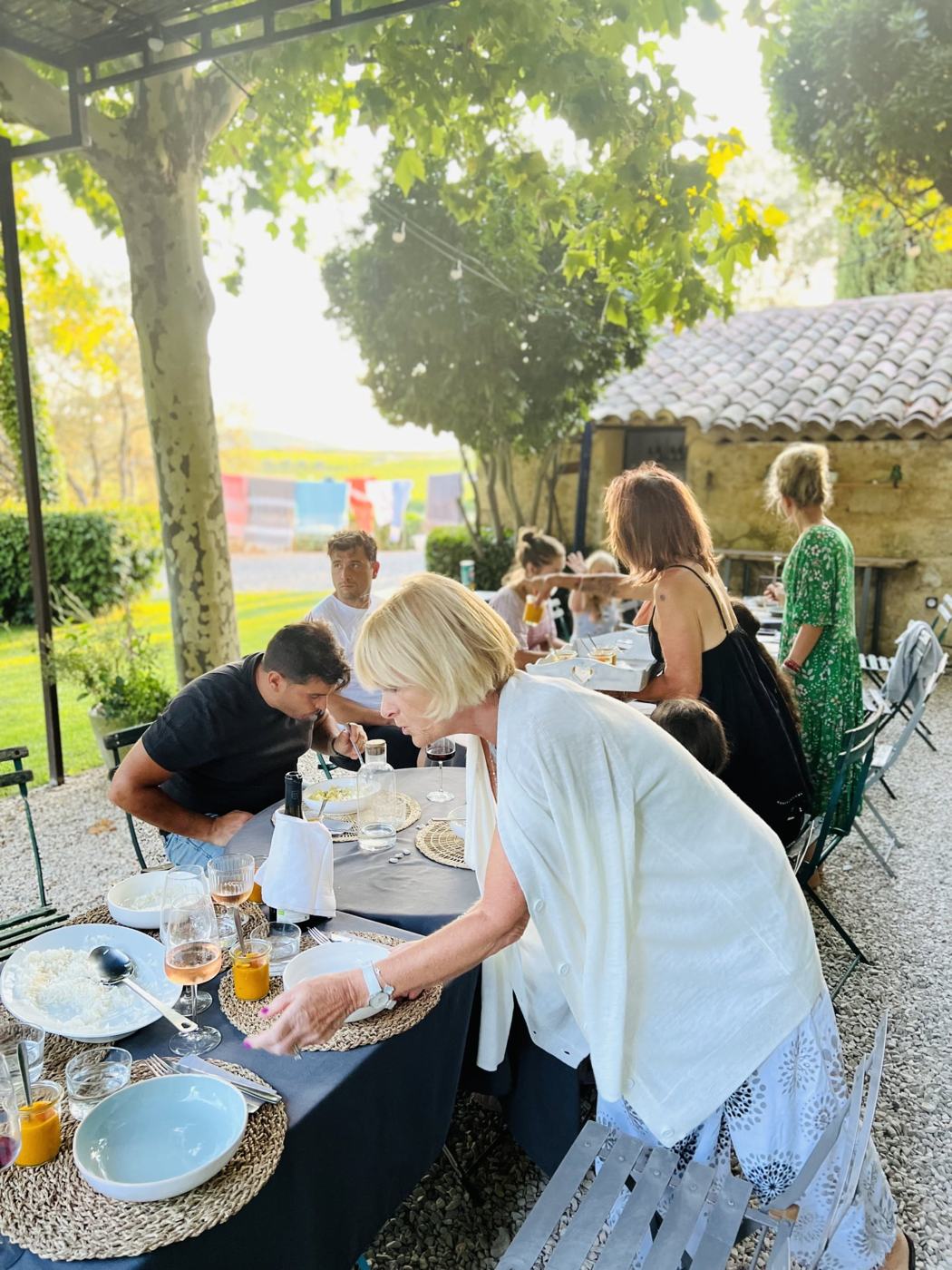 Une tablée d’amis sous la pergola du domaine