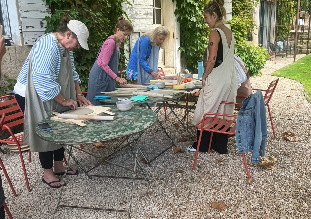 Des personnes travaillent ensemble sur des projets de bricolage dans un jardin.