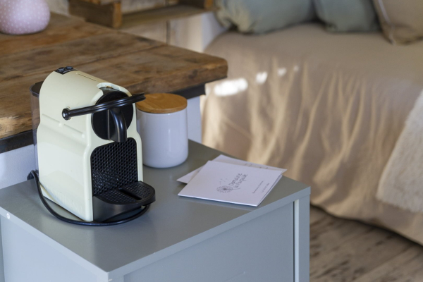 une cafetière assise sur une table