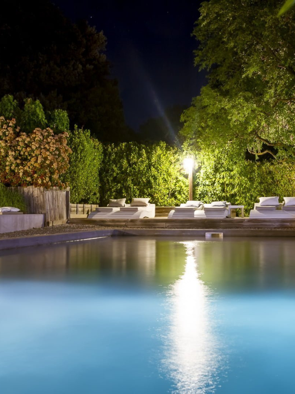 une grande piscine d'eau devant une piscine